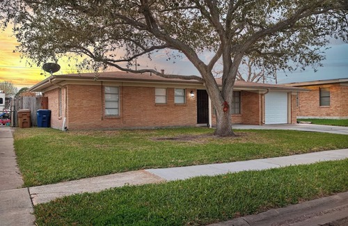 Bay Area House | Cute and Cozy 3-2-1 home in Corpus Christi in Great Area next to the Mall!