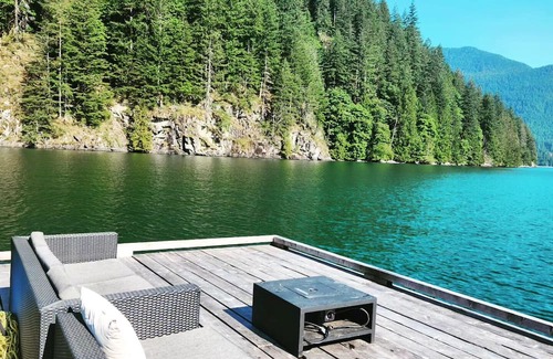 Pitt Meadows Cabin | Spacious 7-bedroom cabin in enjoyable Pitt Lake, BC