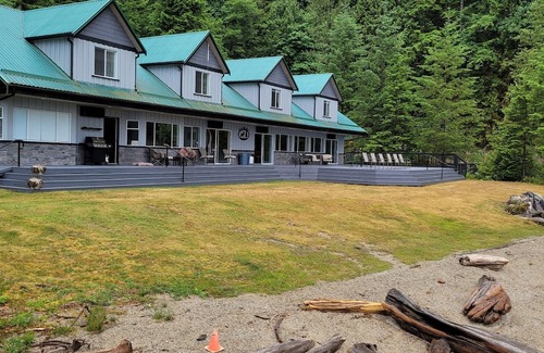 Pitt Meadows Cabin | Spacious 7-bedroom cabin in enjoyable Pitt Lake, BC