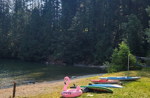 Pitt Meadows Cabin | Spacious 7-bedroom cabin in enjoyable Pitt Lake, BC
