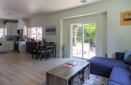 Rossmoyne House | 2-bedroom house in charming Glendale with AC, WiFi. Enjoy your stay