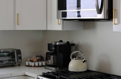 Rossmoyne House | 2-bedroom house in charming Glendale with AC, WiFi. Enjoy your stay