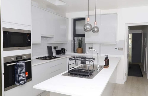 Lea Bridge Apartment | Spacious elegant apartment