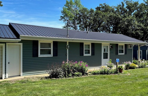 Martin County Cabin | Cozy Lake Cabin near the Fox Lake Event Center