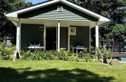 Martin County Cabin | Cozy Lake Cabin near the Fox Lake Event Center