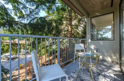 Seattle Metro Area Condo | 12 miles from Seattle. Puget sound views, beach access, pool, jacuzzi.