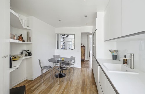 17th Arrondissement Apartment | Sublime apartment 10 mns from the Champs Elysées. Very bright and cosy
