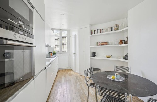 17th Arrondissement Apartment | Sublime apartment 10 mns from the Champs Elysées. Very bright and cosy