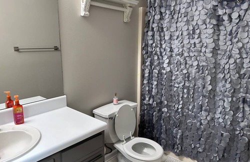 Acworth House | Acworth house walking distance to restaurant and bars