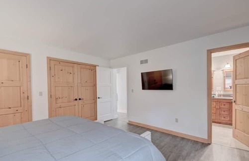 Campbellsport Cabin | NEW LISTING! Lakeview Cottage Retreat | Fire Pit | Grill