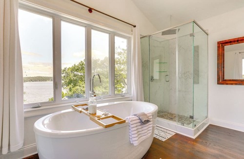 Glasser House | Hopatcong Lake House: Kayaks, Hot Tub, Boat Slip!