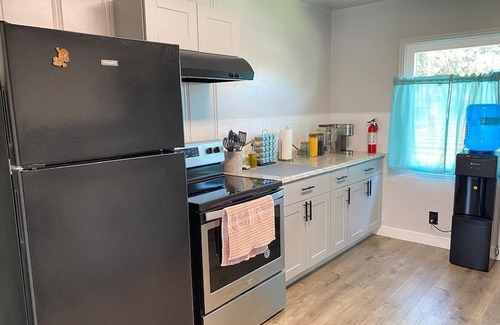 Tower District House | Pet Friendly House with Pool close to Airport, Colleges, Yosemite and Sequoia