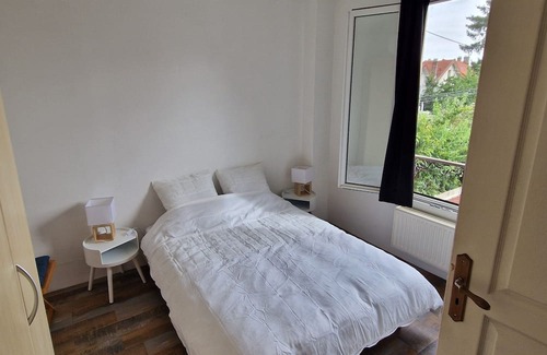 Le Perreux-sur-Marne Villa | Charming cottage (46 m2), small garden, 2 bedrooms. Pets allowed.