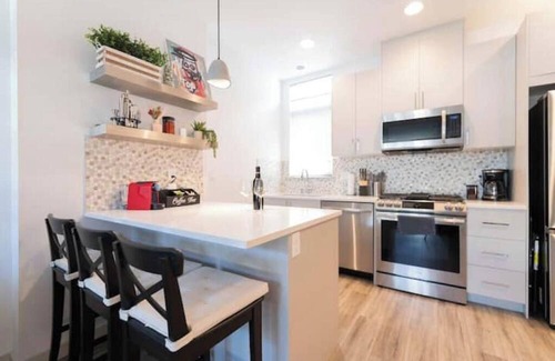Phinney Ridge House | Cozy 2-bedroom townhome in Wallingford by the zoo with a view