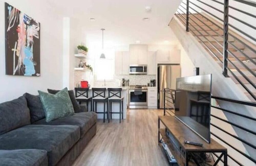 Phinney Ridge House | Cozy 2-bedroom townhome in Wallingford by the zoo with a view