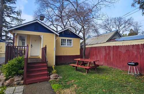Lakeport Cabin | Cabin with 1 Queen bed & 2 Doubles /Kitchen
