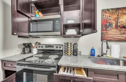 Waldron Apartment | Modern Industrial Loft Near Airport High-SpeedWiFi