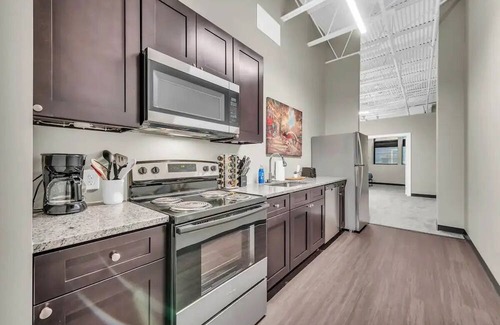 Waldron Apartment | Modern Industrial Loft Near Airport High-SpeedWiFi