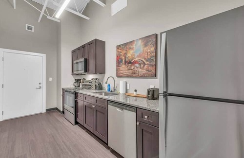 Waldron Apartment | Modern Industrial Loft Near Airport High-SpeedWiFi