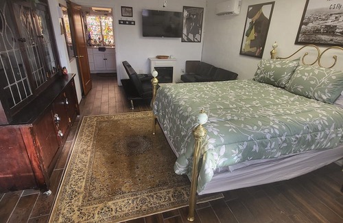 Tombstone House | House Fremont .5 block Birdcage Theatre Private Courtyard washer/dryer Sleeps 4