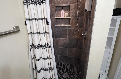Tombstone House | House Fremont .5 block Birdcage Theatre Private Courtyard washer/dryer Sleeps 4