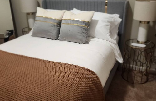 Statham House | Shared 1-bed in lovely Statham, close to Athens, highspeed Wi-Fi, and desk.