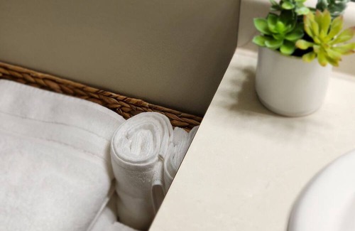 Statham House | Shared 1-bed in lovely Statham, close to Athens, highspeed Wi-Fi, and desk.