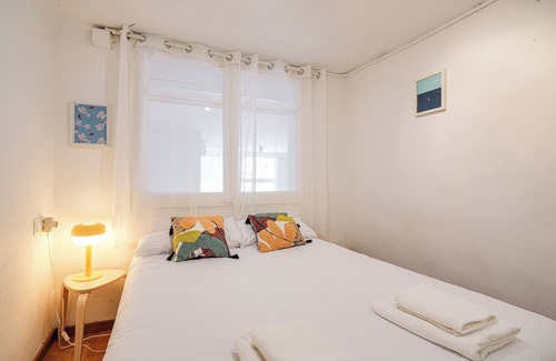 El Poble-sec Apartment | Gran Apto Familiar en Barcelona - 5H + Patio + A/C y Comodidad Para Grupos