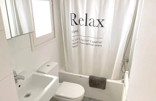 El Poble-sec Apartment | Gran Apto Familiar en Barcelona - 5H + Patio + A/C y Comodidad Para Grupos