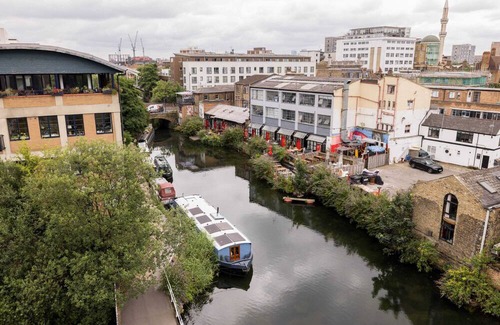 De Beauvoir Apartment | Stylish Canal View Apartment