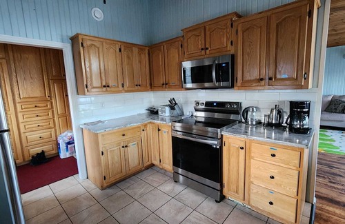 Smiths Corner House | Charming 3-bedroom house on the Lake with Hot tub