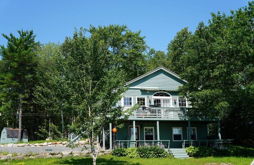 Smiths Corner House | Charming 3-bedroom house on the Lake with Hot tub