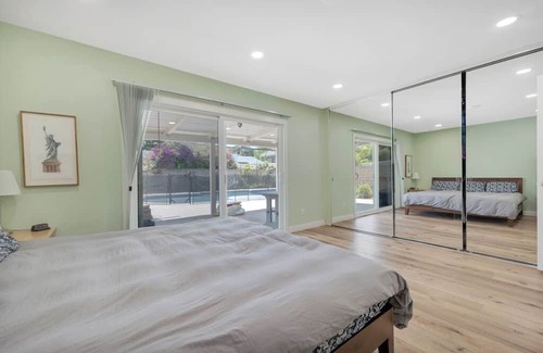 Oak Park House | Spacious 5-bedroom house in marvelous Oak Park with AC, pool, WiFi