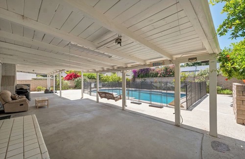 Oak Park House | Spacious 5-bedroom house in marvelous Oak Park with AC, pool, WiFi
