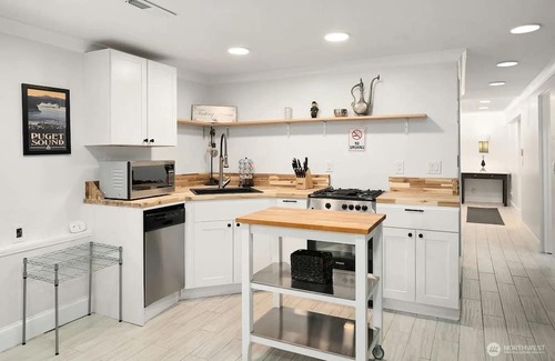 Burien House | The Rose Cliff House Water Views, Saltwater Spa, No Cleaning Fee, Lush Garden