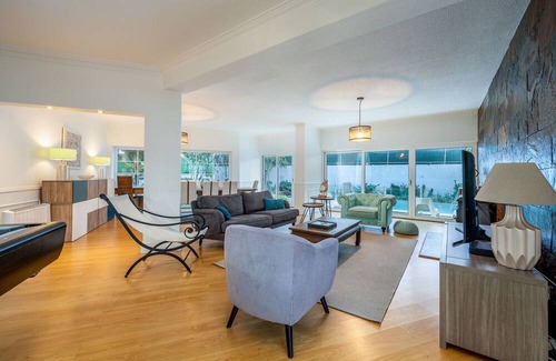 Parede Villa | Vintage Oasis in Carcavelos