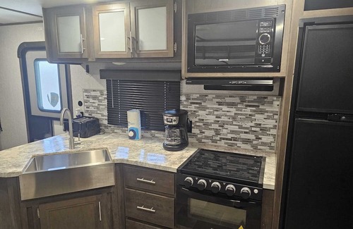 San Carlos Park House | Cozy caravan in wonderful Fort Myers with AC, fitness room, WiFi