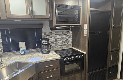 San Carlos Park House | Cozy caravan in wonderful Fort Myers with AC, fitness room, WiFi