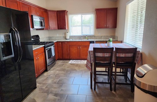 Redding Apartment | Spacious 3-bedroom apartment with AC, WiFi in Redding. Close to lakes and Bethel