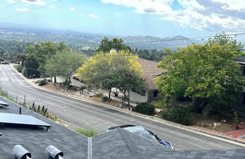 Altadena House | Charming 2-bedroom house in beautiful Altadena with AC, WiFi, fitness room