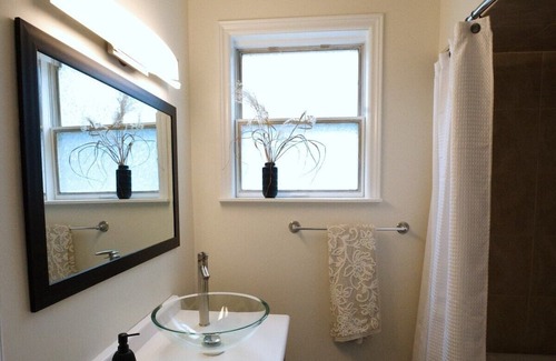 South London House | Cozy 2BR in Wortley Village + 2-car Parking + WiFi