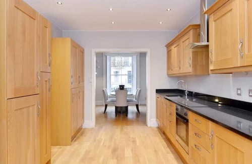 Brompton & Hans Town House | Elegant 5-Bedroom Retreat in Knightsbridge