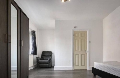 Tower Hamlets House | Limehouse Townhomes Modern 4-bedroom 3-bathroom Townhomes with Private Gardens