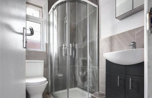 Tower Hamlets House | Limehouse Townhomes Modern 4-bedroom 3-bathroom Townhomes with Private Gardens