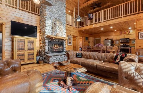 Lakeside Cabin | CEDAR LODGE HIDEAWAY: Private pool, private beach, fireplace, & firepit.