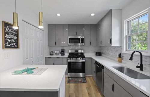 Morton Grove House | Suburban 4bed2bath Oasis- freshly updated