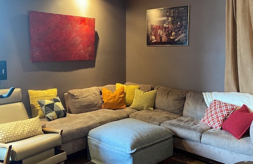 Grand Boulevard House | Charming 4-bedroom row home with AC, pool table, fitness room, WiFi in Chicago