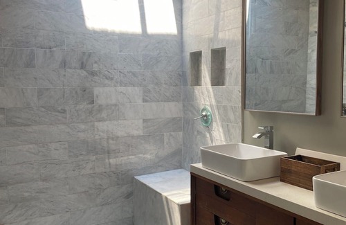 Grand Boulevard House | Charming 4-bedroom row home with AC, pool table, fitness room, WiFi in Chicago