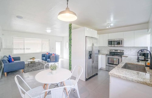 Buena Vista House | Spacious 4 BD/4BA POOL + HotTub in Design District
