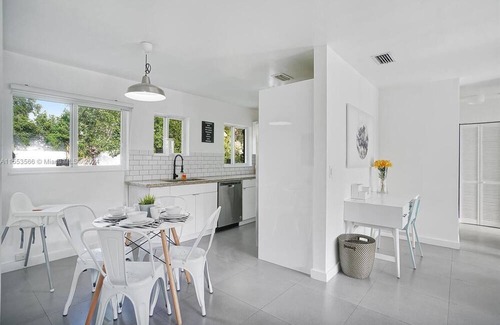 Buena Vista House | Spacious 4 BD/4BA POOL + HotTub in Design District